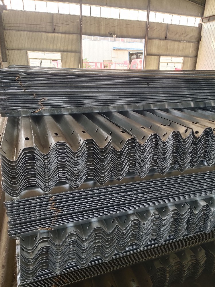 三波鍍鋅護(hù)欄板